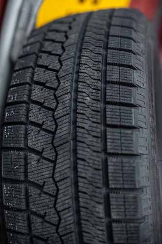фото протектора и шины Ice Blazer Arctic Шина Sailun Ice Blazer Arctic 245/45 R18 100H Runflat