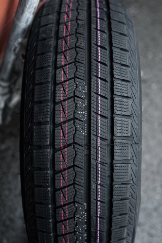 фото протектора и шины ICEPIONEER 868 Шина ZMAX ICEPIONEER 868 205/60 R16 96H